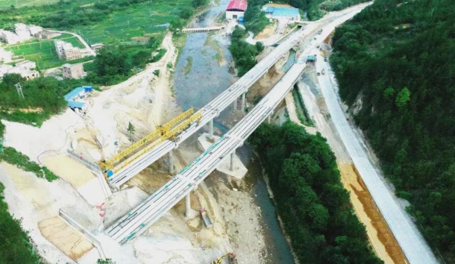 内(nèi)莞大橋(qiao)圓滿完(wán)成T梁架(jià)設任務(wu) 進入上(shang)部橋面(miàn)系結構(gou)施工階(jiē)段