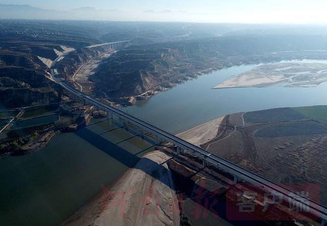 國道207孟州(zhōu)至偃師黃河(hé)大橋即将建(jiàn)成通車