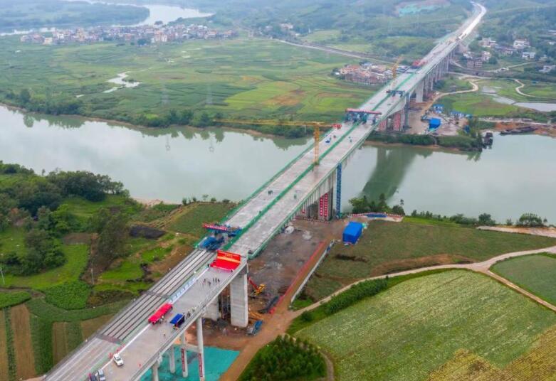 廣西最大(da)跨度剛構(gou)連續梁橋(qiao)主跨合龍(lóng) 六賓高速(sù)公路實現(xian)全線貫通(tong)