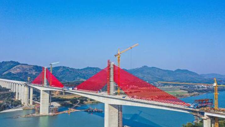 大跨徑(jing)公路預(yù)應力混(hun)凝土斜(xié)拉橋培(pei)森柳江(jiāng)特大橋(qiáo)斜拉索(suǒ)施工完(wán)成