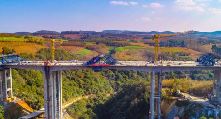 三清高速(sù)全線唯一連續(xu)剛構橋馬蹄河(hé)大橋順利合龍(lóng)