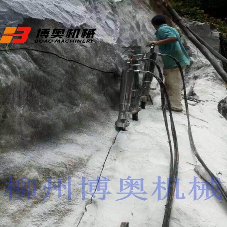地基(jī)石開挖設備(bei)劈裂機