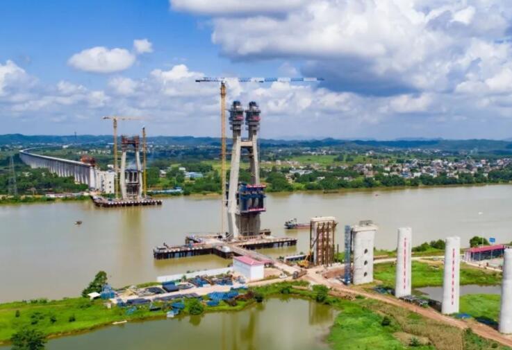 國内高(gāo)速鐵路最大(dà)跨度鋼-混斜(xie)拉橋六景郁(yu)江特大橋首(shǒu)座主塔封頂(dǐng)