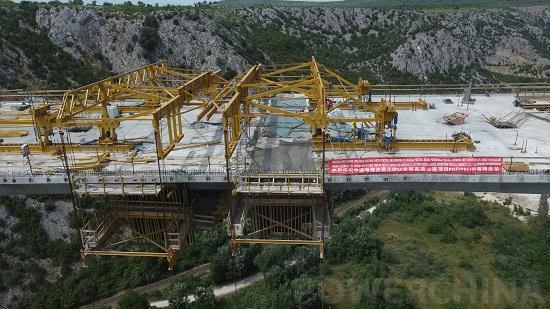 電建市政公司(si)波黑泊奇特利(lì)大橋次邊跨合(hé)龍