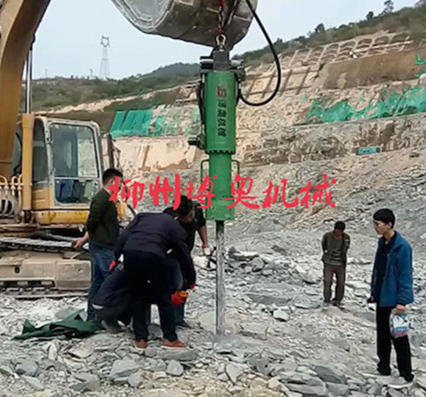 劈石(shi)機廠家(jia)供應專(zhuān)業破硬(yìng)石頭