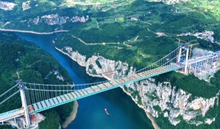 貴金高速金烽(feng)烏江大橋順利合(hé)龍