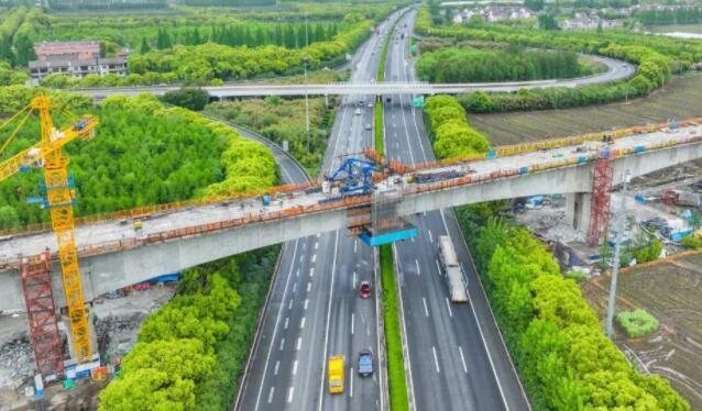 滬蘇(sū)湖鐵路(lù)跨G60高速(su)連續梁(liáng)合龍