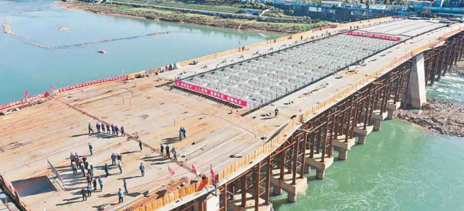 三江(jiang)口大橋主橋鋼(gang)箱梁正式合龍(long)