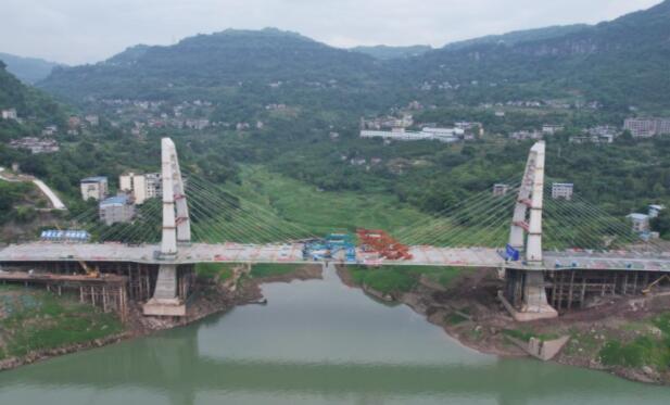 重慶(qing)萬州北濱路(lù)項目雙溪鋪(pù)大橋順利合(hé)龍