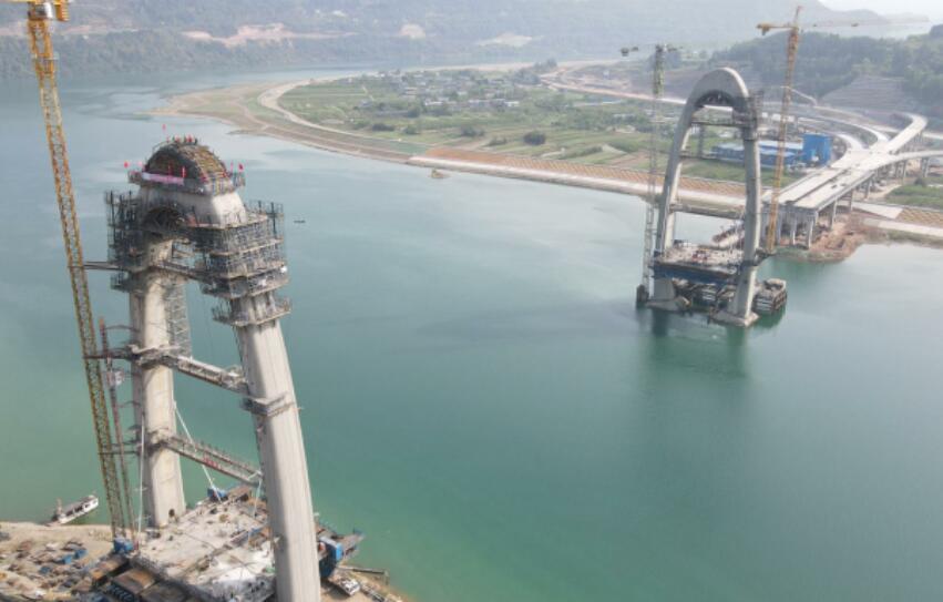 嘉陵(ling)江百利大橋2号墩(dun)索塔順利封頂