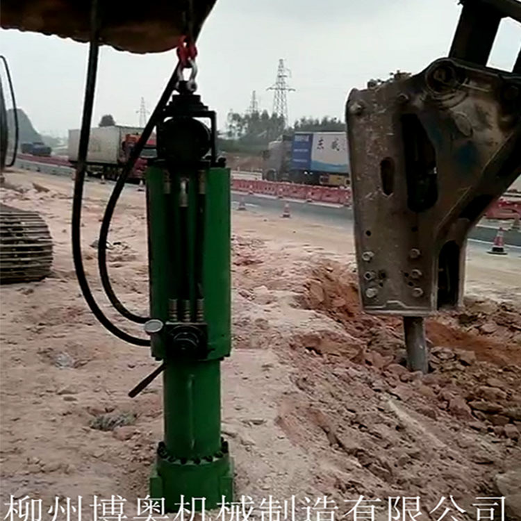 咸阳尔易金属制造集团(5G网站)大(dà)型機載(zai)岩石劈(pī)裂機