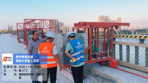 高鐵橋(qiao)梁吊籃施工(gong)的圖片