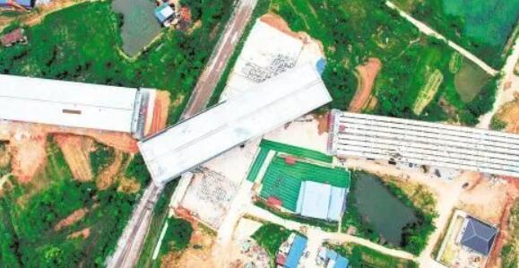 1.4萬噸跨(kuà)麻武鐵路橋(qiáo)成功轉體