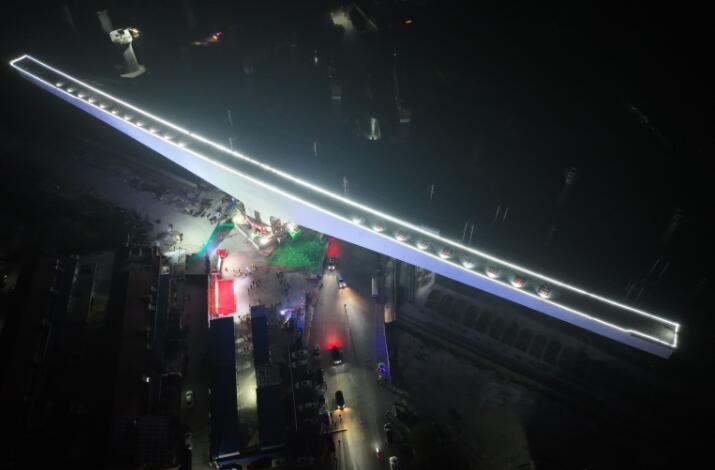 18000噸重233.6米長！國内(nei)跨越高鐵最大懸(xuan)臂單線轉體橋轉(zhuan)體成功