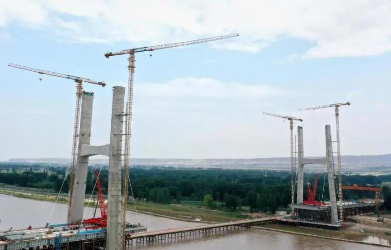 中衛(wèi)下河沿黃河公(gōng)路大橋首對斜(xié)拉索挂設成功(gōng)