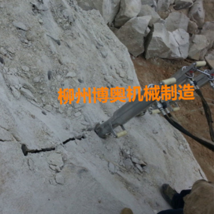 礦山(shan)破石劈裂機設備(bei)