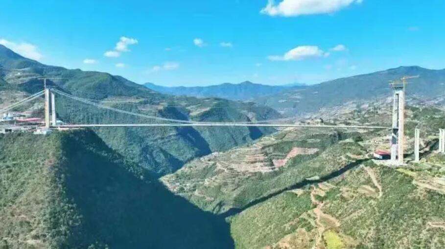 雲南(nan)永大高(gao)速江底(di)河大橋(qiao)主橋合(hé)龍