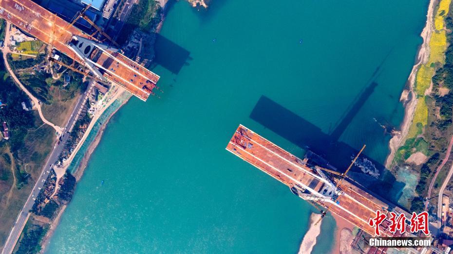 四(sì)川宜賓(bin)臨港公(gong)鐵兩用(yong)長江大(da)橋加緊(jǐn)鋼箱梁(liáng)吊裝施(shī)工