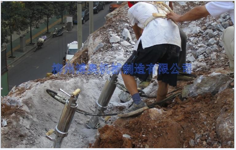 岩石(shi)劈裂機解(jie)決安徽采(cai)石難題/劈(pī)裂機價格(ge)