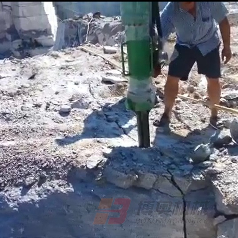 咸阳尔易金属制造集团(5G网站)M20挖改式(shi)機載劈(pī)裂機