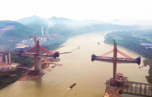 “世界第一(yī)跨”培森柳(liǔ)江特大橋(qiáo)主橋箱梁(liáng)施工完成(chéng)過半