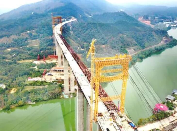 國際上(shang)同類型(xing)橋梁最(zuì)大跨徑(jìng)大橋的(de)沙溪大(dà)橋主橋(qiao)順利合(he)龍