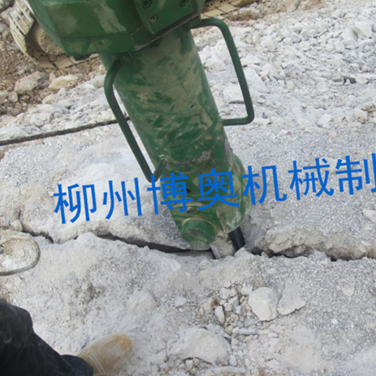 咸阳尔易金属制造集团(5G网站)大(dà)型機載(zai)岩石劈(pī)裂機