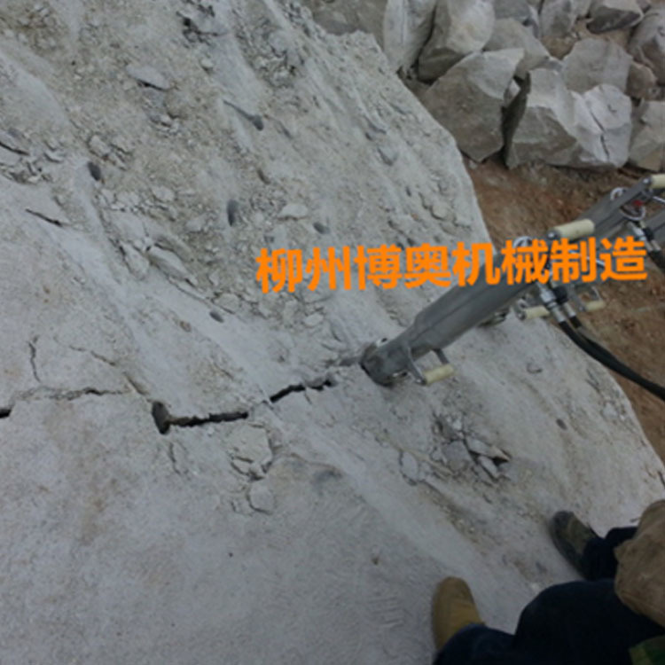 地基(jī)石開挖設備(bei)劈裂機