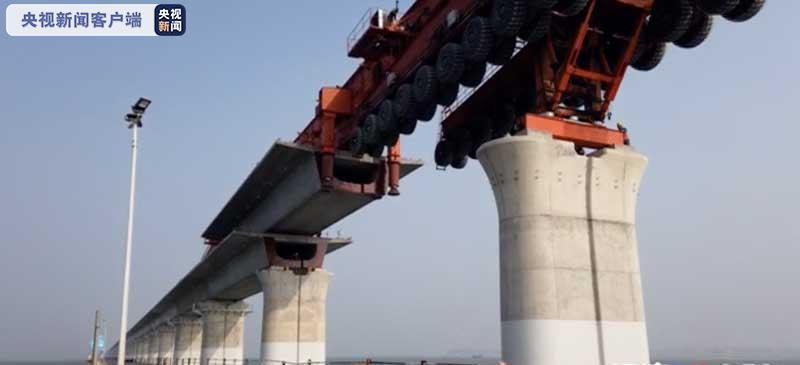 福廈(sha)高鐵集(jí)美特大(dà)橋跨集(jí)美大道(dao)連續梁(liáng)順利合(he)龍