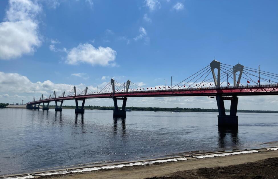 連接中(zhong)國和俄羅斯兩國(guo)邊境的黑龍江大(dà)橋正式通車