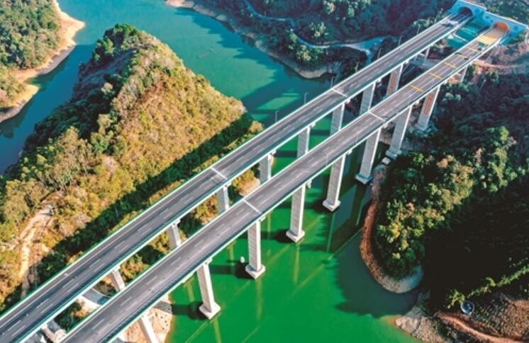 巴馬至平(píng)果高速公路(lu)提前兩年通(tōng)車