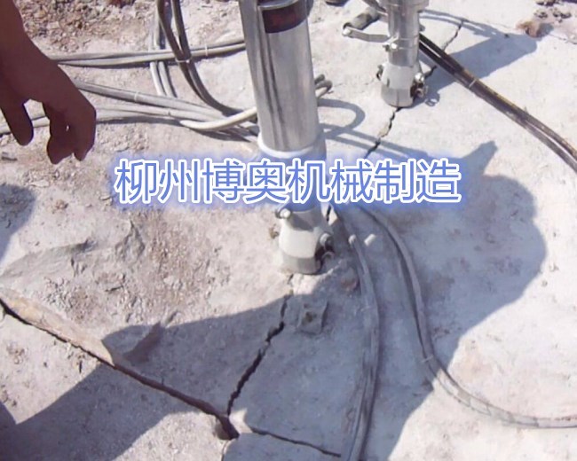 岩(yan)石劈裂(lie)機的使(shǐ)用維護(hù)決定設(shè)備的使(shi)用壽命(mìng)