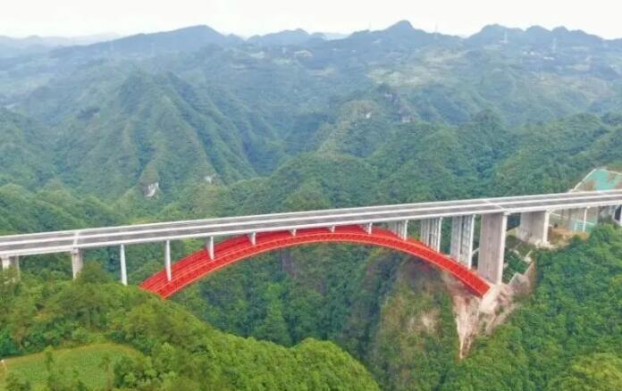 國内第(di)三座采用六(liu)肢鋼管的烏(wū)梅河特大橋(qiao)給梁段穿“滑(huá)闆鞋”