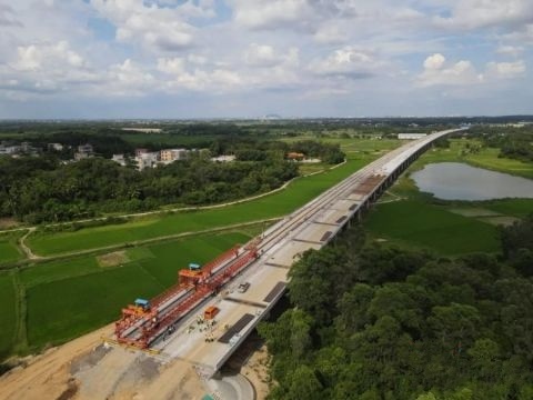 海南文(wen)臨公路龍州(zhou)河特大橋完(wan)成箱梁架設(she)