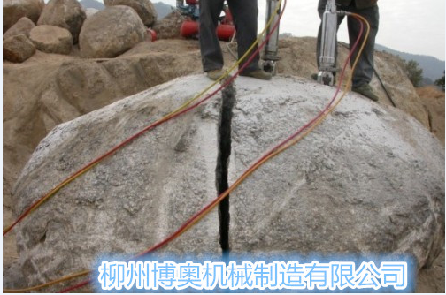 岩石(shi)劈裂機解(jie)決安徽采(cai)石難題/劈(pī)裂機價格(gé)