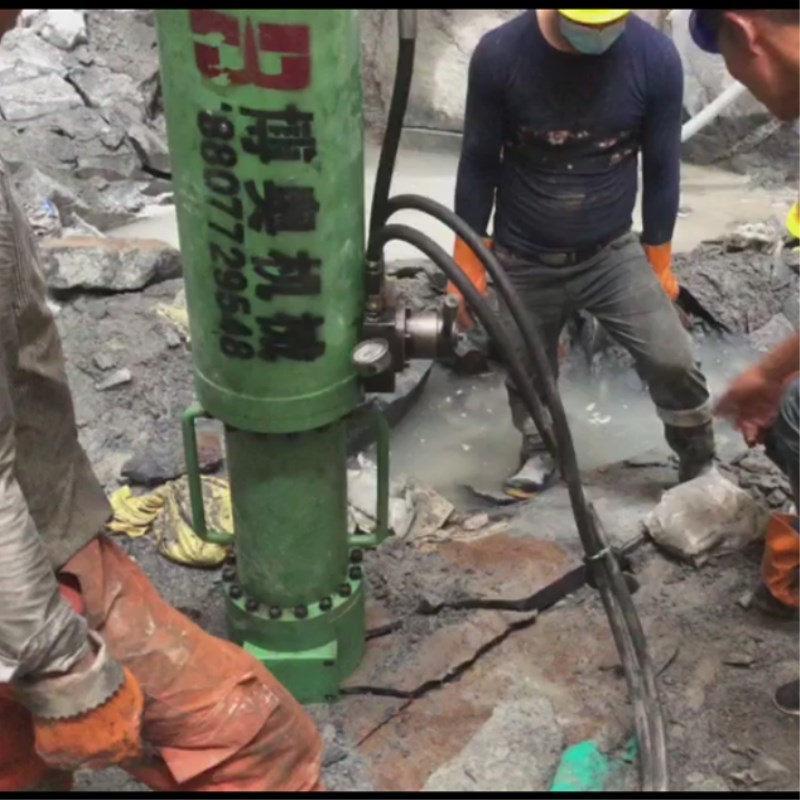 咸阳尔易金属制造集团(5G网站)M20挖(wā)改式機(ji)載劈裂(lie)機