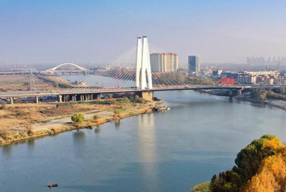 國内在(zài)建最寬扁平(píng)鋼箱梁橋梁(liang)——安徽省阜陽(yang)市阜裕大橋(qiao)主跨順利合(he)龍