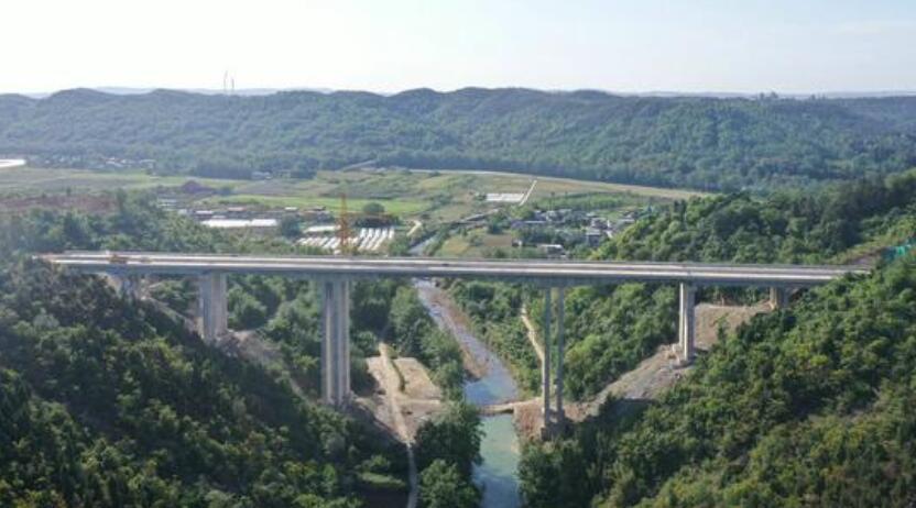 九綿高速(su)佛爺洞大(da)橋橋面鋪(pù)裝全面完(wan)工