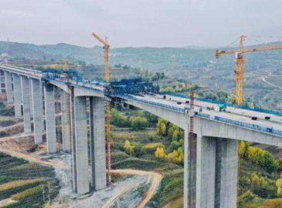 臨大(dà)高速公路楊(yang)家嶺大橋右(yòu)幅中跨順利(li)合龍