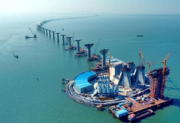 深中(zhong)通道伶仃洋(yáng)大橋單個重(zhòng)量約100萬噸的(de)東、西錨碇錨(máo)體完成施工(gong)