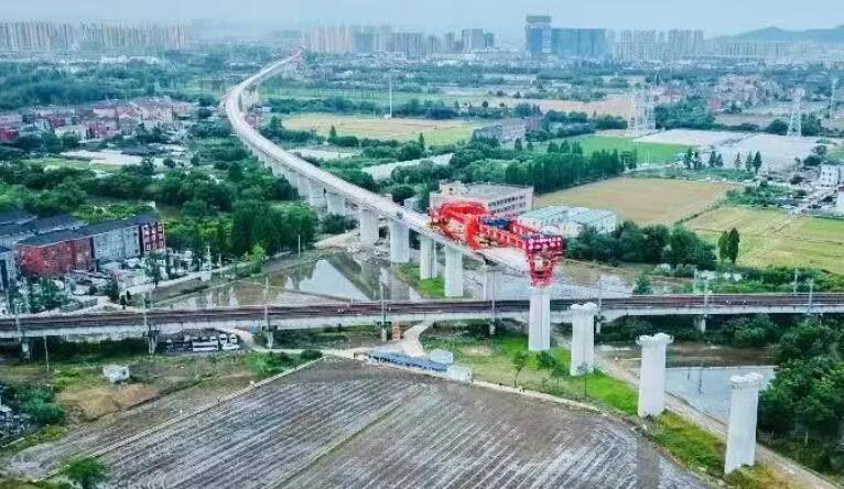 新建(jian)湖杭鐵(tiě)路餘杭(háng)特大橋(qiao)成功上(shàng)跨既有(you)宣杭鐵(tiě)路