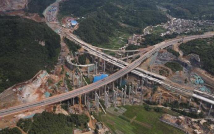 昆楚高(gao)速西北(bei)繞城互(hu)通樞紐(niǔ)大橋成(cheng)功實現(xiàn)單幅架(jia)通