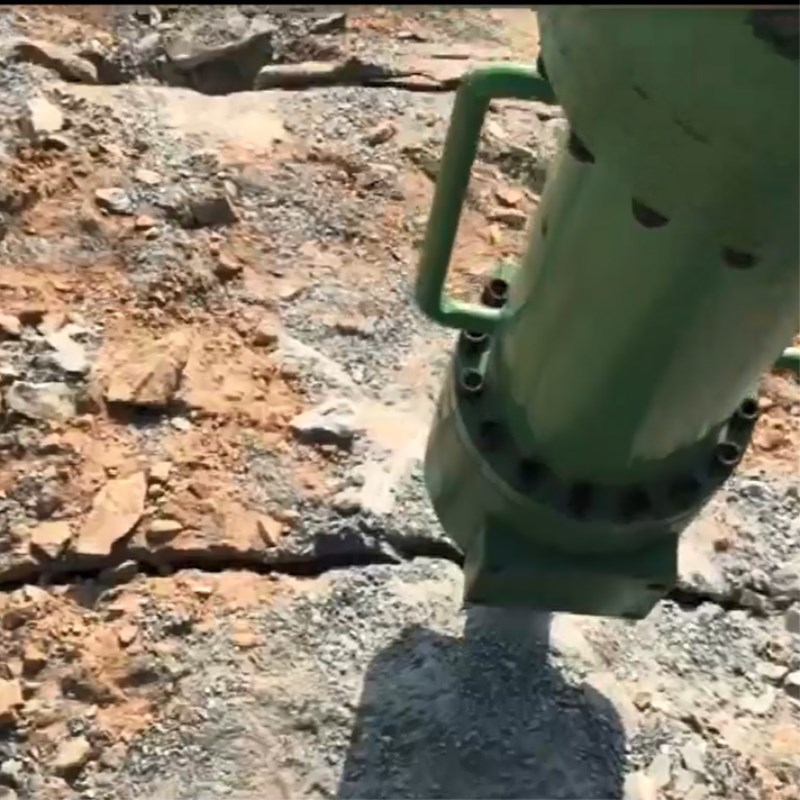 咸阳尔易金属制造集团(5G网站)M20挖改式(shì)機載劈(pi)裂機