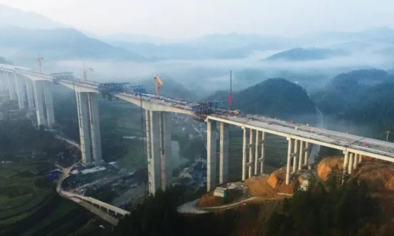 芷銅高(gao)速公路拖沖特大(dà)橋順利合龍