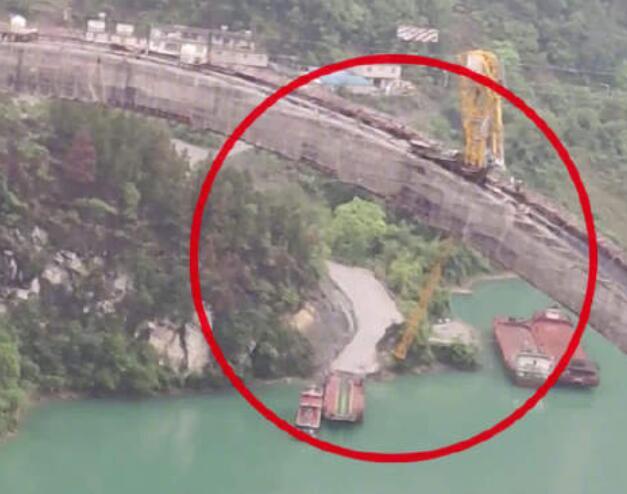 重慶一(yi)在建大橋塔吊(diao)被撞斷