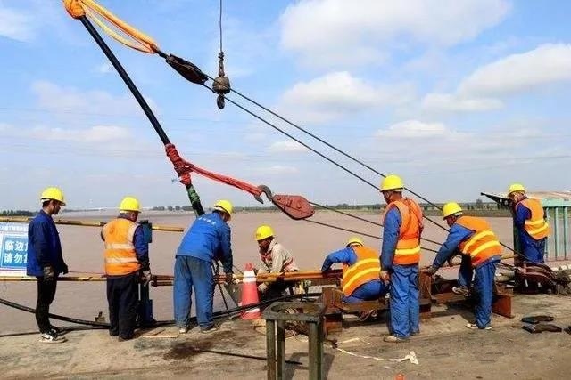 勝利(lì)黃河大橋維(wei)修改造工程(chéng)第一組斜拉(lā)索換索成功(gong)、廣西龍門大(da)橋完成東錨(máo)碇基礎首根(gēn)大直徑樁灌(guan)注……這些是今(jīn)天橋梁界的(de)大事