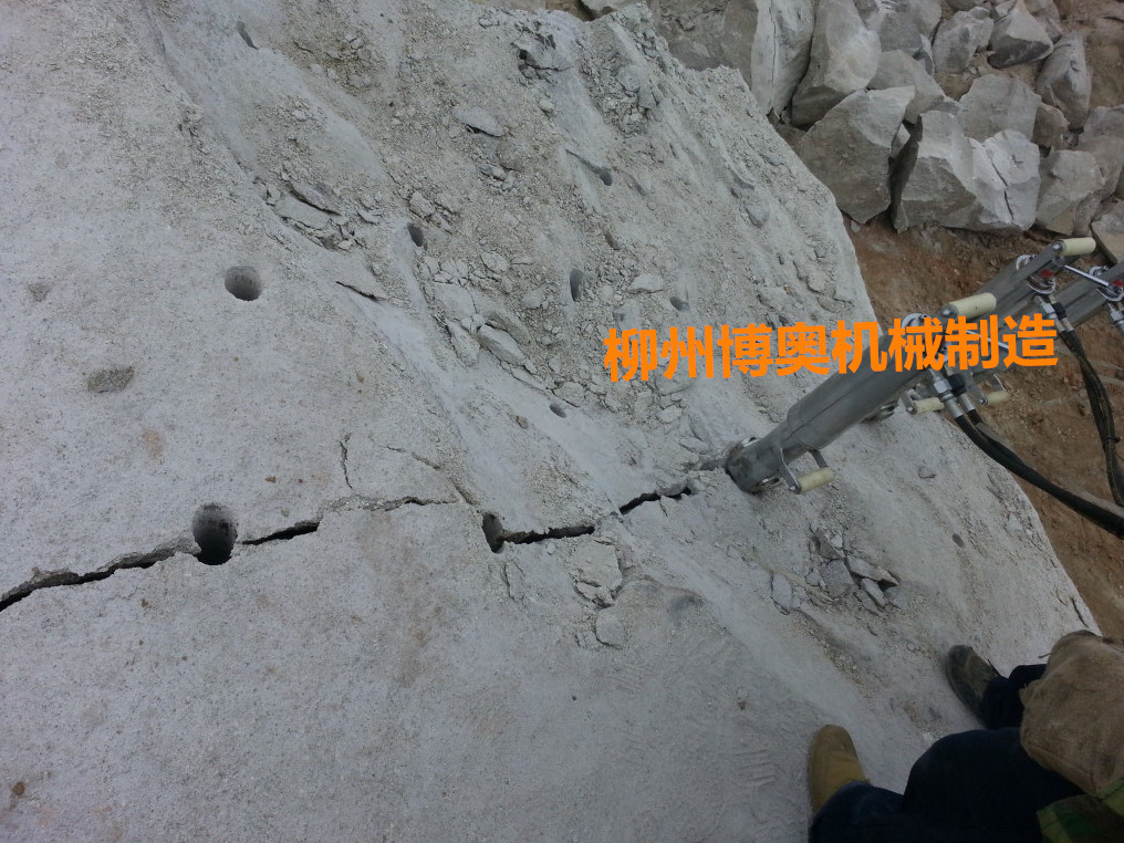 劈石機(ji)廠家供(gòng)應專業(ye)破硬石(shí)頭